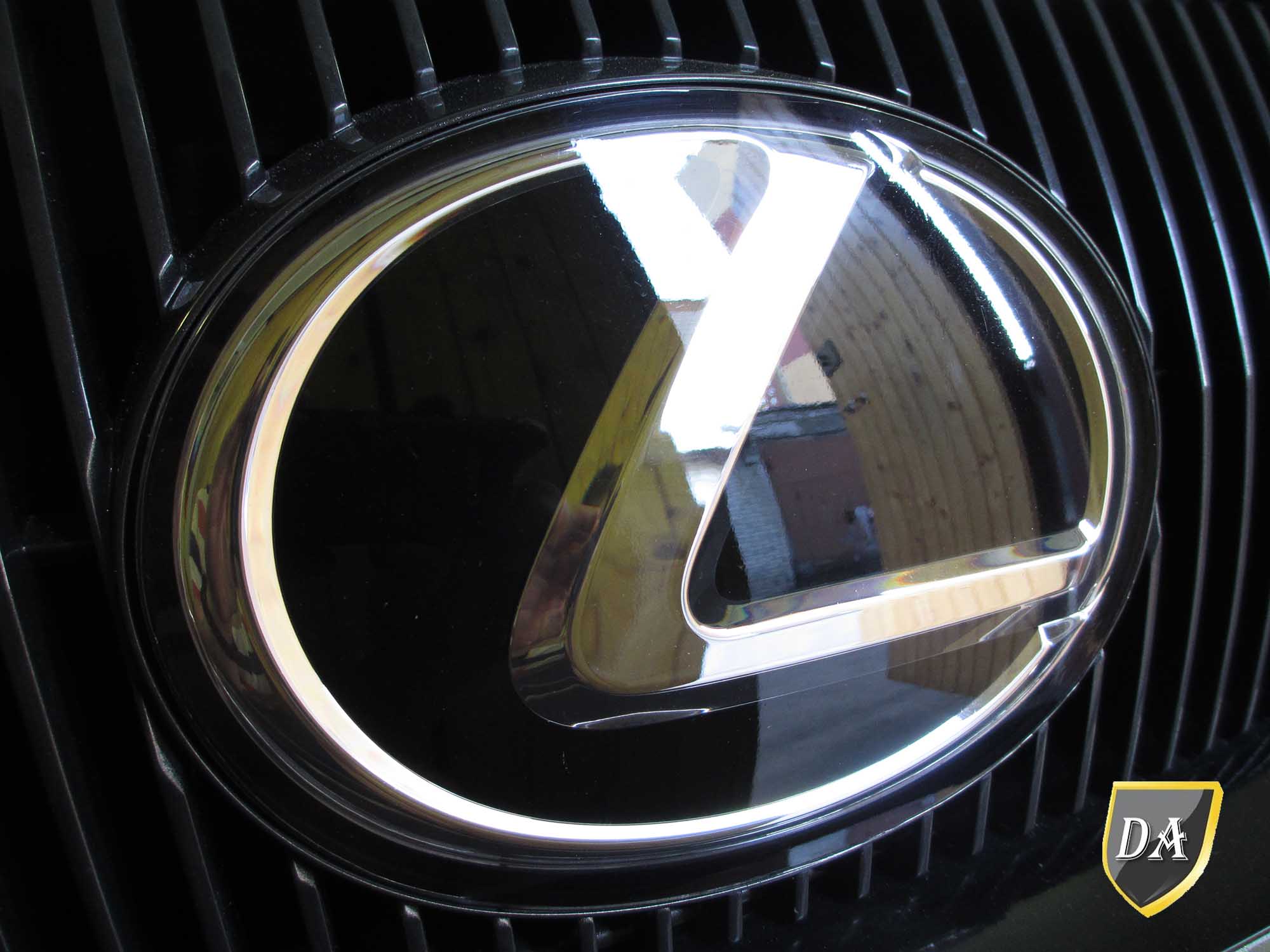 Значок Lexus після поліровки